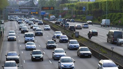 La mortalit&eacute; a baiss&eacute; de 11% sur les routes fran&ccedil;aises en 2013 par rapport &agrave; 2012, a annonc&eacute; Manuel Valls le 20 janvier 2014. (JACQUES LOIC / PHOTONONSTOP / AFP)