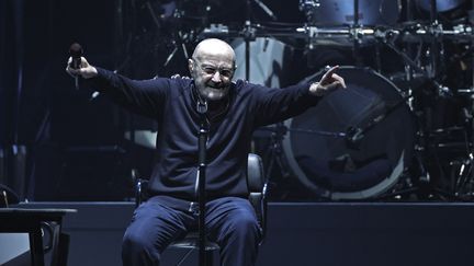 Phil Collins et son groupe Genesis en concert dans la salle Paris La Défense Arena à Nanterre (Hauts-de-Seine), le 16 mars 2022. (THOMAS COEX / AFP)