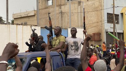 Des soldats maliens en civil traversent la foule le 18 août 2020, à Bamako. (MALIK KONATE / AFP)