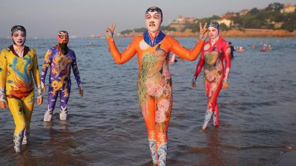 Chinoises en face-kini pour ne pas bronzer (ZHANG LIWEI / IMAGINECHINA/AFP)