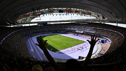 Des spectateurs encouragent les athlètes lors des JO de Paris 2024, au Stade de France (Seine-Saint-Denis), le 8 août 2024. (ANDREJ ISAKOVIC / AFP)