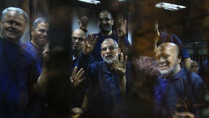 Le Guide supr&ecirc;me des Fr&egrave;res musulmans,&nbsp;Mohamed Badie (C), entour&eacute; d'autres dirigeants de la confr&eacute;rie, dans une prison du Caire (Egypte), le 15 septembre 2014. (AHMED RAMADAN / ANADOLU AGENCY / AFP)