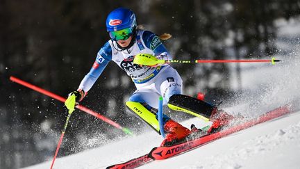 Mikaela Shiffrin sous pression après la première manche du slalom féminin ce samedi 20 février (FABRICE COFFRINI / AFP)