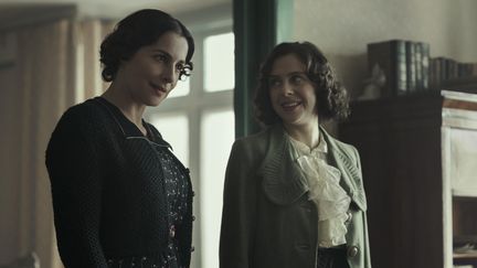 Amira Casar incarne la mère d'Anne Frank, et Bel Powley interprète Miep Gies. (DUSAN MARTINCEK)