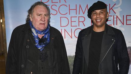 Gérard Depardieu et Slony Sow à la première du film "Umami" dans un cinéma parisien le 12 janvier 2023 (JENS KALAENE / DPA)