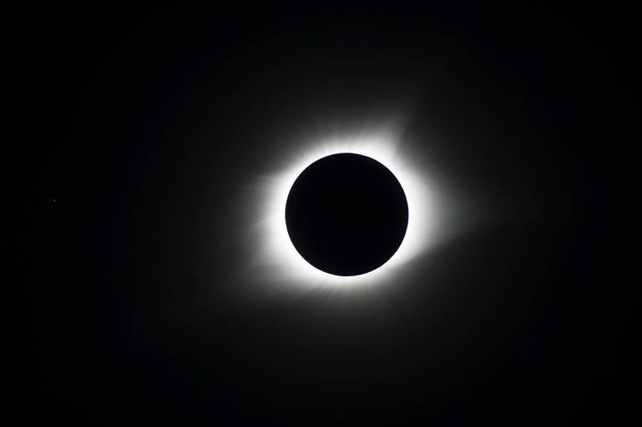 Photo du Soleil et de sa couronne prise lors de l'éclipse solaire totale, visible depuis&nbsp;Hopkinsville&nbsp;(Kentucky, Etats-Unis), le 22 août 2017. (JOSEPH MATUS / MSFC / NASA)