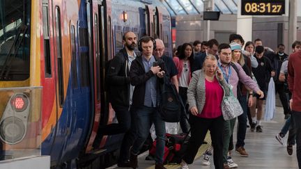 Des usagers de transports en commun à Londres (Royaume-Uni), le 20 juin 2022. (WIKTOR SZYMANOWICZ / ANADOLU AGENCY / AFP)