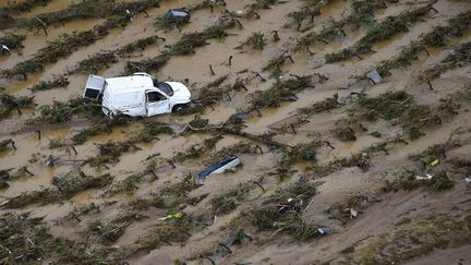 Une&nbsp; voiture au milieu d'un champ, le 15 octobre 2018, près de Villegailhenc (Aude), après des inondations dévastatrices. (SYLVAIN THOMAS / AFP)