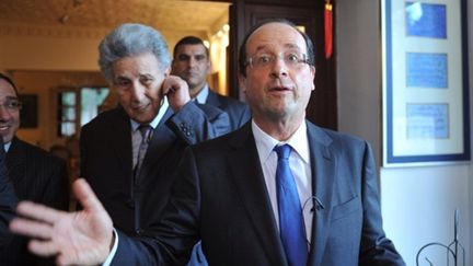 François Hollande à Alger avec le Premier président algérien Ahmed Ben Bellah, le 8/12/10 (AFP/Fayed Nureldine)