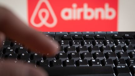 Après des tests au Canada et aux Etats-Unis, la plateforme Airbnb a&nbsp;restreint l'accès aux réservations pour les utilisateurs de moins de 25 ans en France. (FRISO GENTSCH / DPA)