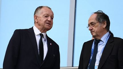 Jean-Michel Aulas, à gauche, président de l'Olympique Lyonnais et membre du comité exécutif de la FFF, et Noël Le Graët, à droite, ancien président de la Fédération française de football. (photo d'illustration) (FRANCK FIFE / AFP)