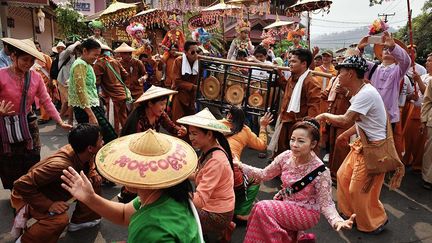 tout le monde est dans la rue. Des danseuses rejoignent les cortèges à leur tour.
  (Li Mangmang/Xinhua/Sipa)