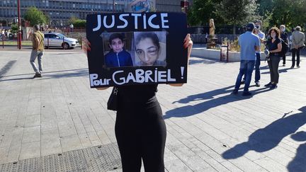 Une manifestation à Bondy (Seine-Saint-Denis), le 1er juin 2020, pour dénoncer les violences policières. (HAJERA MOHAMMAD / FRANCE-BLEU PARIS)