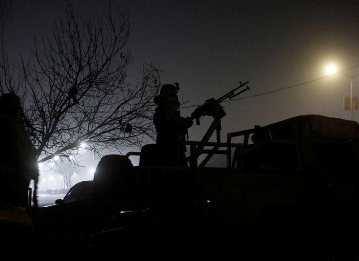 Un membre des forces spéciales afghanes posté devant l'hôtel Intercontinental de Kaboul, le 20 janvier 2018. (OMAR SOBHANI / X02487)