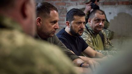 Le président ukrainien Volodymyr Zelensky en visite auprès de ses troupes dans la région de Donetsk (Ukraine), le 4 septembre 2023. (PRESIDENCE UKRAINIENNE / AFP)