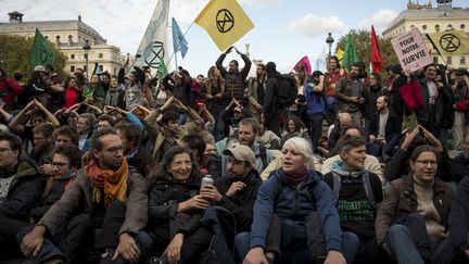 Des militants du mouvement Extinction Rebellion occupent la place du Châtelet, le 7 octobre 2019, à Paris.&nbsp; (LEO PIERRE / HANS LUCAS / AFP)