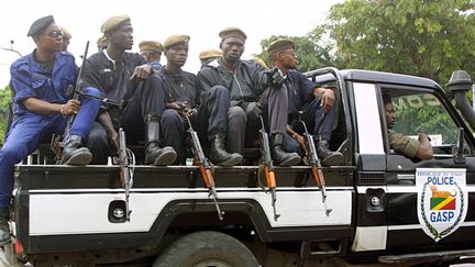 Patrouille de police congolaise dans les rues de Brazzaville. (DESIREY MINKOH / AFP)