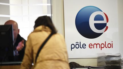 Une femme au guichet d'une agence Pôle Emploi, à Montpellier (Hérault), le 27 avril 2016.&nbsp; (PASCAL GUYOT / AFP)