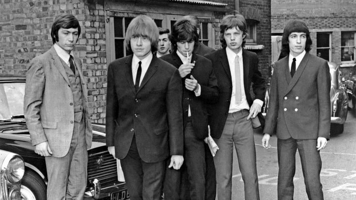 Dès le début des Rolling Stones, ici en juillet 1965 à Londres (G-B), Charlie Watts (à gauche) fait preuve d'élégance en costume trois-pièces. Il n'a ensuite jamais transigé avec le chic. (- / AFP)