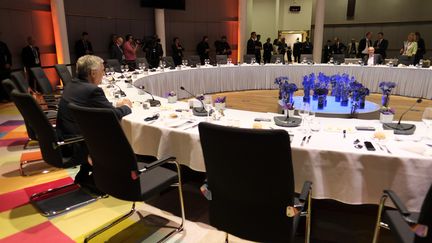 Le président du Parlement européen, Antonio Tajani, et le président de la Commission européenne, Jean-Claude Juncker, lors du dîner du sommet européen, le 30 juin 2019 à Bruxelles (Belgique). (OLIVIER HOSLET / AFP)