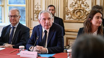 François Bayrou (au centre) assiste à une réunion avec les dirigeants des partis à l'exclusion de LFI et du RN pour finaliser sa formation gouvernementale à l'hôtel Matignon, à Paris, le 19 décembre 2024. (JULIEN DE ROSA / POOL / AFP POOL)