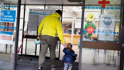 L'entrée des urgences pédiatriques de l'hôpital Robert Debré à Paris, en octobre 2022. (ALEXIS SCIARD / MAXPPP)