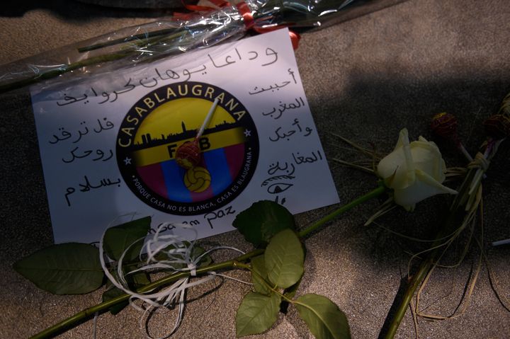 Les hommages spontanés ont commencé devant le Camp Nou