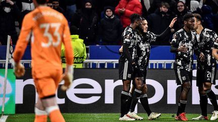 Rayan Cherki félicité par ses coéqupiers lyonnais contre les Glasgow Rangers en Ligue Europa, jeudi 9 décembre, au Groupama Stadium. (JEFF PACHOUD / AFP)