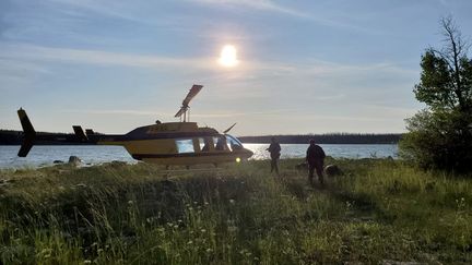 Des policiers à la recherche de&nbsp;Kam McLeod et Bryer Schmegelsky, soupçonnés d'un triple meurtre, à Manitoba au Canada, le 28 juillet 2019. (REUTERS)