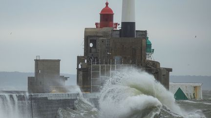 Des vagues déferlent sur le phare de la digue Nord du Havre (Seine-Maritime), le 18 février 2022. (SAMEER AL-DOUMY / AFP)