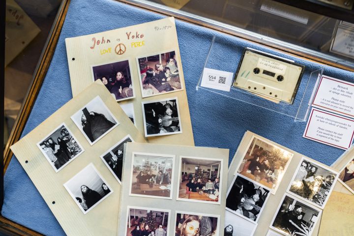 Des photos et une cassette issues de la rencontre en 1970 de lycéens danois et de John Lennon. Aux enchères à Copenhage. (IDA MARIE ODGAARD / EPA / NEWSCOM / MAXPPP)