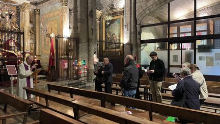 Un petit groupe de fidèles se réunit tous les soirs dans cette église de Barcelone pour demander le retour de la pluie. (Henry de Laguérie)