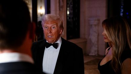 Donald Trump et sa femme, Melania, à Palm Beach (Floride) lors du réveillon du Nouvel An, le 31 décembre 2024. (EVA MARIE UZCATEGUI / GETTY IMAGES / AFP)