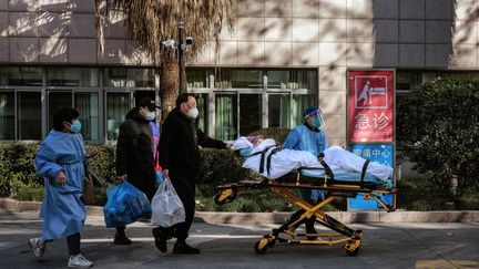 Une personne est emmenée à l'hôpital, à Shanghai (Chine), le 23 décembre 2022, dans un contexte de résurgence des cas de Covid-19 dans le pays. (MAXPPP)