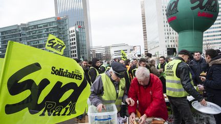 Le syndicat SUD-Rail manifeste en Champagne-Ardenne, le 16 octobre 2020. (NICOLAS PORTNOI / HANS LUCAS / AFP)