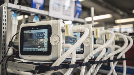 Fabrication de respirateurs au sein d'une usine Air Liquide à Antony, le 3 avril 2020. (IP3 / MAXPPP)