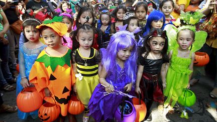 Des enfants costumés s'apprètent à défiler dans les rues de Paranaque, près de Manille (Philippines), vendredi 30 octobre 2015.&nbsp; (ROMEO RANOCO / REUTERS)