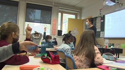 En raison des taux d'incidence qui grimpent, près de 40 départements français réimposent le port du masque dans les établissements scolaires depuis le lundi 8 novembre. (FRANCE 3)