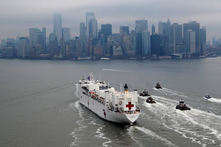 Le navire-hôpital militaire USNS Comfort approche de la baie de New York (Etats-Unis), le 30 mars 2020, afin d'apporter une logistique et de soulager les&nbsp;établissements de santé de la ville. (MIKE SEGAR / REUTERS)