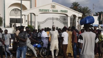 Des manifestants protestent à Niamey (Niger) devant le siège de la garde présidentielle, le 26 juillet 2023. (AFP)