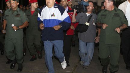 Hugo Chavez va bien et ne cesse d'essayer de nous le prouver. Ainsi, en visite d'une acad&eacute;mie militaire de caracas, le pr&eacute;sident v&eacute;n&eacute;zu&eacute;lien en a profit&eacute; pour faire son jogging, le 5 novembre 2011. (MIRAFLORES PALACE / REUTERS)