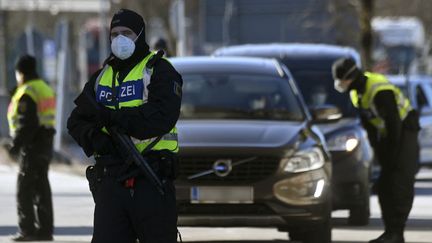 Des contrôles de police près de Kiefersfelden,&nbsp;à la frontière entre l'Allemagne et l'Autriche, le 14 février 2021. (CHRISTOF STACHE / AFP)