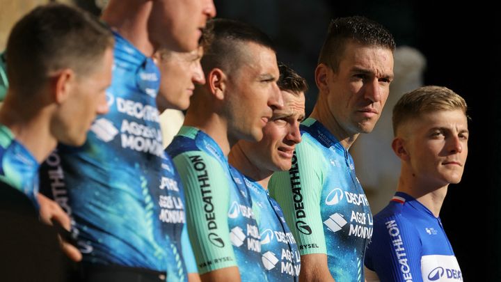 Le nouveau champion de France sur route, Paul Lapeira, avec ses coéquipiers de la formation Decathlon-AG2R, lors de la présentation des coureurs, à Florence le 27 juin 2024. (THOMAS SAMSON / AFP)