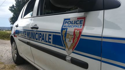 En sortant du bureau de tabac, le jeune suspect est tombé sur la police municipale et a pris la fuite. (image d'illustration) (FLORENCE GOTSCHAUX / RADIO FRANCE)