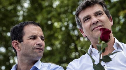 Beno&icirc;t Hamon (&agrave; gauche) et Arnaud Montebourg (&agrave; droite), dimanche 24 ao&ucirc;t 2014 &agrave; la f&ecirc;te de la Rose de Frangy-en-Bresse (Haute-Sa&ocirc;ne). (JEFF PACHOUD / AFP)