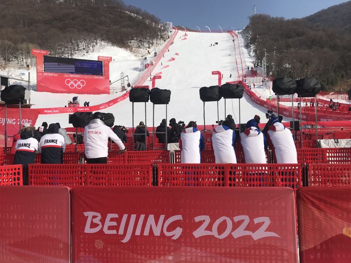 Les soutiens d'Alexis Pinturault, prostrés contre la barrière, après la chute du Français sur le slalom du combiné alpin, le 10 février 2022. (AH)