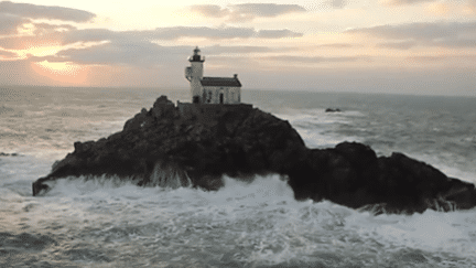 Finistère : un homme décide de vivre isolé dans un phare pour tenter de le sauver