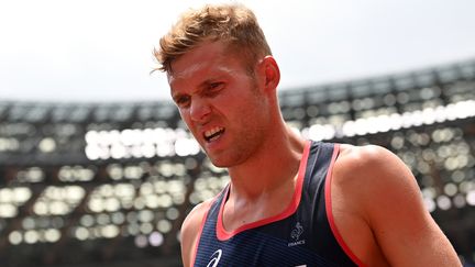 Kevin Mayer est mal au point après les trois premières épreuves du décathlon, à l'occasion des Jeux de Tokyo, mercredi 4 août. (ANDREJ ISAKOVIC / AFP)