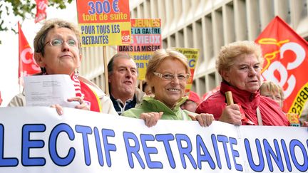 Des personnes d&eacute;filent le 6 octobre 2011 &agrave; Lille (Nord) &agrave; l'appel des cinq organisations syndicales de retrait&eacute;s. (PHILIPPE HUGUEN / AFP)