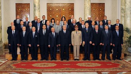 Photo officielle du nouveau gouvernement &eacute;gyptien, prise le 16 juillet 2013 au Caire. (EGYPTIAN PRESIDENCY / AFP)